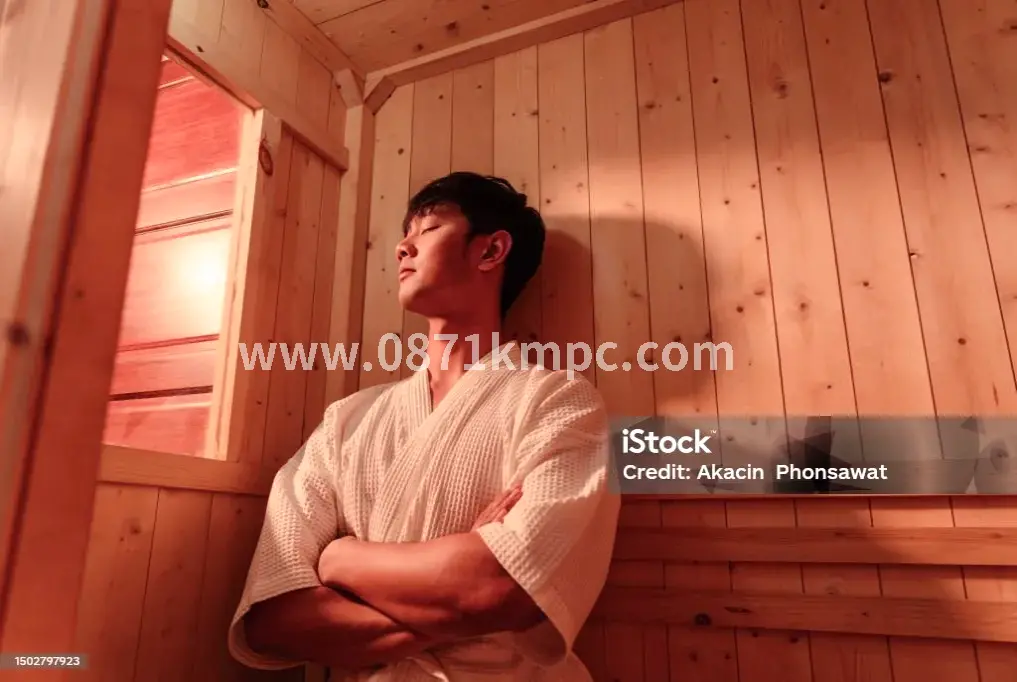 专业按摩师为顾客提供服务