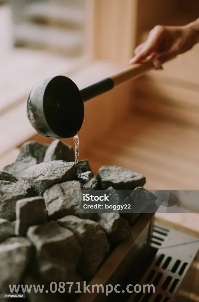 技师为顾客进行足部按摩