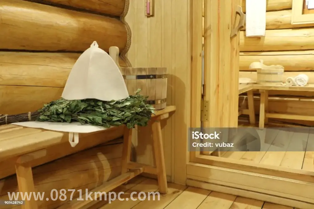 技师为顾客按摩肩颈