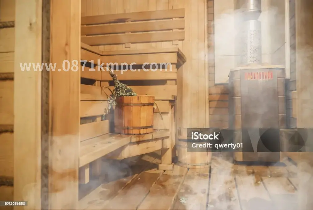 技师正在进行专业的背部按摩